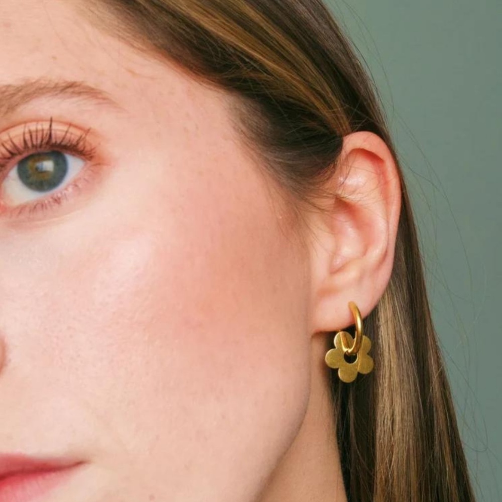 NEW 18K GOLD PLATED FLOWER HOOP EARRINGS